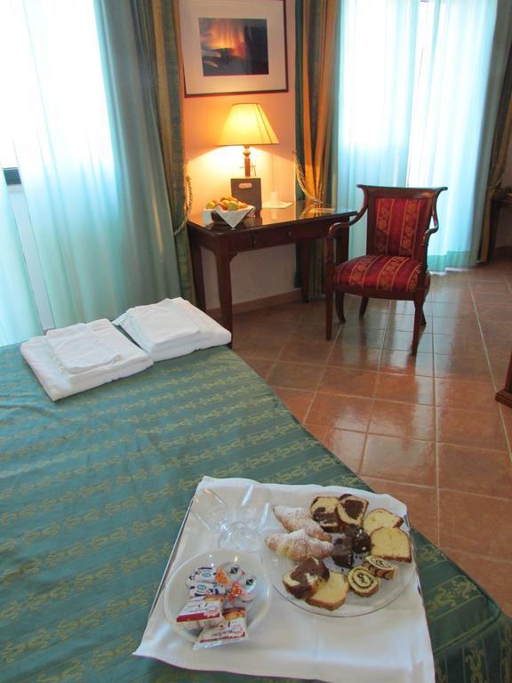Emmaus Hotel Zafferana Etnea Rum bild