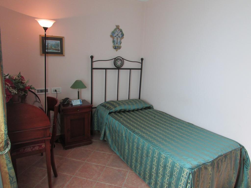 Emmaus Hotel Zafferana Etnea Rum bild