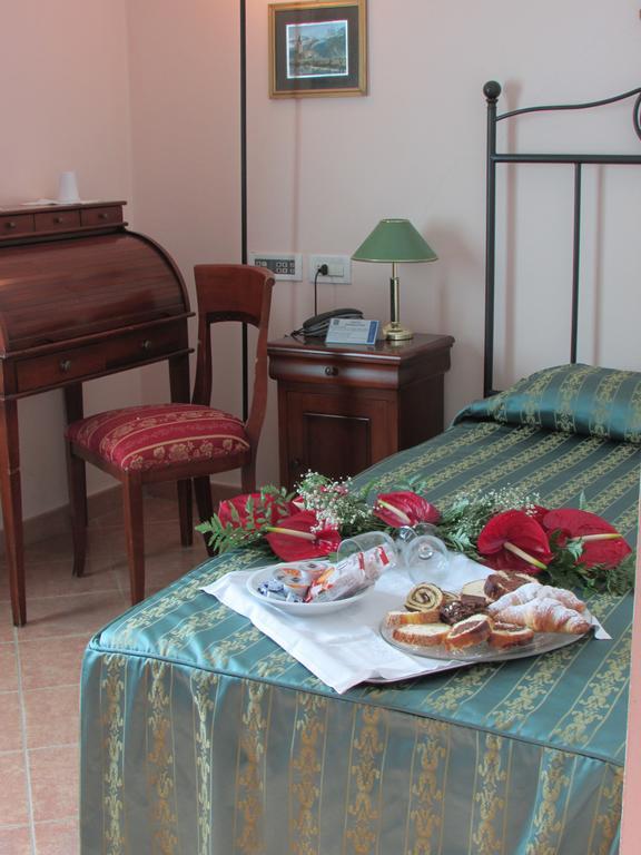 Emmaus Hotel Zafferana Etnea Rum bild