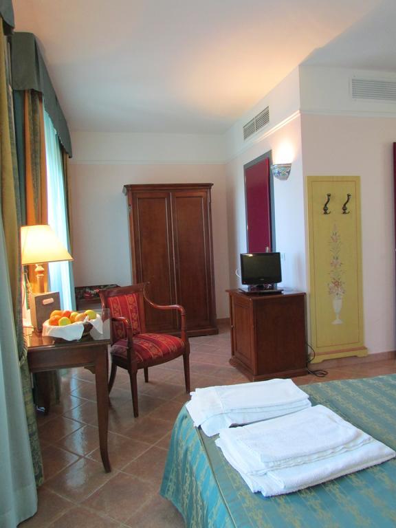 Emmaus Hotel Zafferana Etnea Rum bild