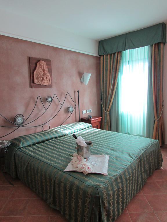 Emmaus Hotel Zafferana Etnea Rum bild