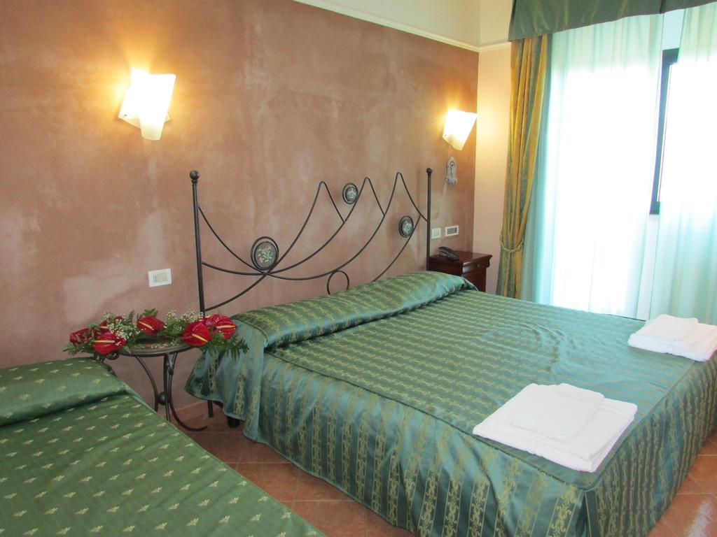 Emmaus Hotel Zafferana Etnea Rum bild