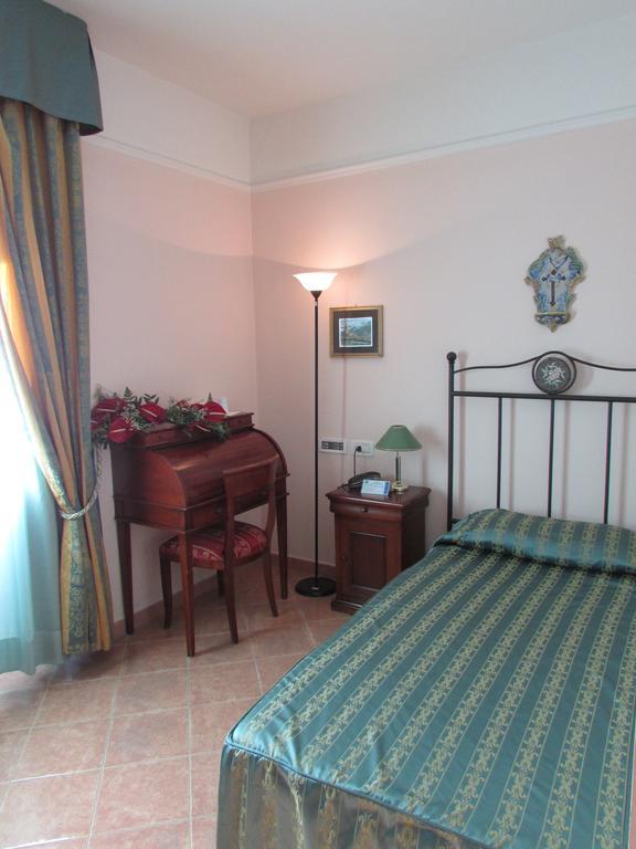 Emmaus Hotel Zafferana Etnea Rum bild