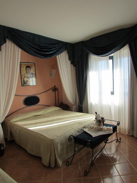 Emmaus Hotel Zafferana Etnea Rum bild