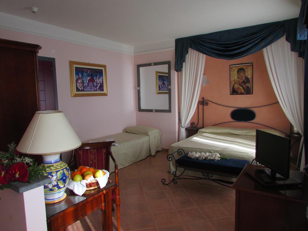 Emmaus Hotel Zafferana Etnea Rum bild